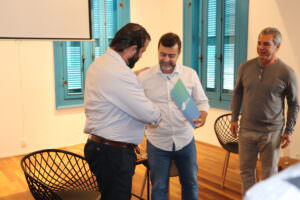 O presidente do SindRio, Fernando Blower, entrega os pleitos ao candidato Marcelo Freixo. À direita, Pedro de Lamare, conselheiro do sindicato, que conduziu o evento junto de Blower.