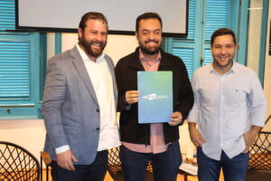 Blower entrega lista de pleitos ao candidato e atual governador do RJ, Cláudio Castro, na Casa da Glória, dia 19/09/22. À direita o candidato a vice-governador de Castro, Thiago Pampolha.